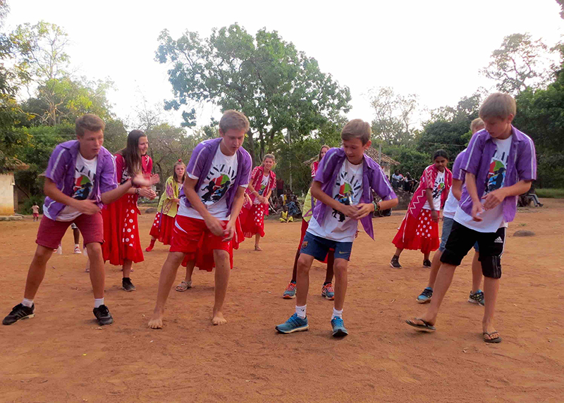 Friskolens 8. klasse opfører ekstra Tanzaniashow