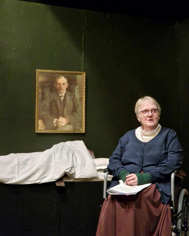 Stavtrupscenen: Natmad med Oberstinden